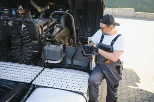 Mobilny serwis TIR Elbląg, mechanik wykonuje diagnostykę samochodu ciężarowego