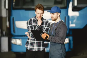 Mobilny serwis TIR Starogard Gdański, pracownik serwisu omawia naprawę ciężarówki z klientem
