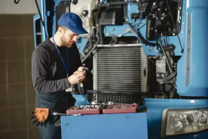 Mobilny serwis TIR Tczew, mechanik przygotowuje narzędzia do naprawy ciężarówki