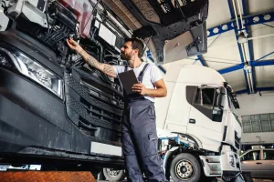 mobilny-serwis-tir-wejherowo-naprawa-ciezarowki Mobilny serwis TIR Wejherowo, mechanik sprawdza silnik samochodu ciężarowego