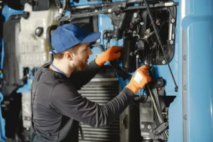 mobilny-serwis-tir-reda Mobilny serwis TIR w Redzie - mechanik przy samochodzie ciężarowym