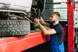 serwis-klimatyzacji-samochodow-ciezarowych Serwis klimatyzacji samochodów ciężarowych - mechanik przy naprawie pojazdu