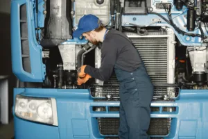 serwis-samochodow-dostawczych Serwis samochodów dostawczych - mechanik przy naprawie ciężarówki